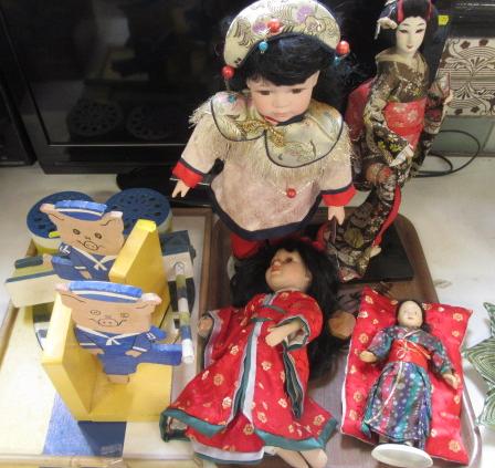 TRAY OF DOLLS AND QUANTITY  OF LEEDS UNITED PAINTED ITEMS Image