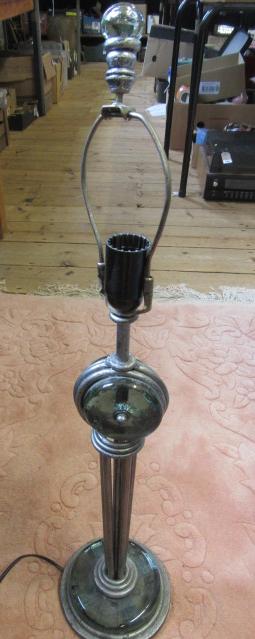 METAL AND GLASS TABLE LAMP Image