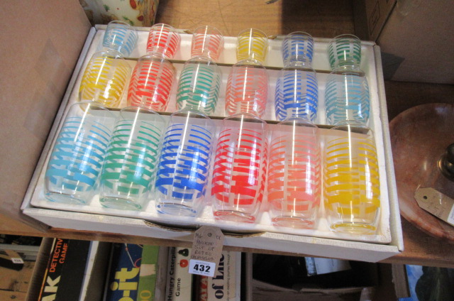 BOXED SET OF RETRO GLASSES Image