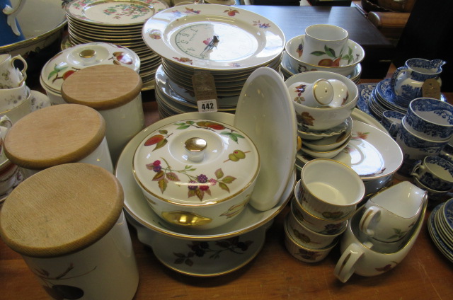 QUANTITY OF ROYAL WORCESTER TABLE WARE Image