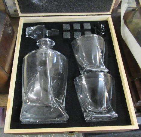 BOXED WHISKY DECANTER SET Image