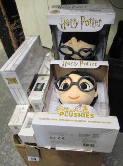 BOX OF HARRY POTTER COLLECTABLES INCLUDING PLUSH DOLLS AND JIGSAWS  Image