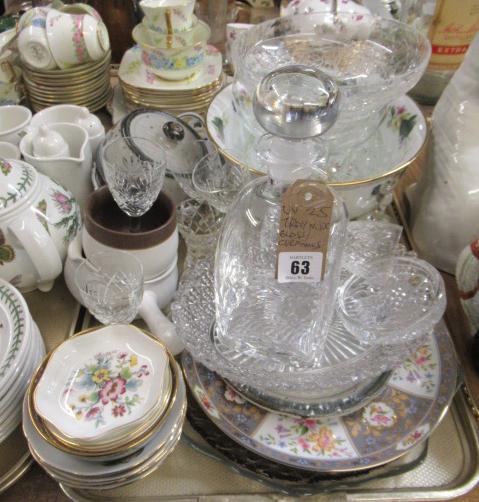 TRAY OF MISCELLANEOUS GLASS AND CERAMICS Image