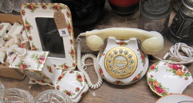 QUANTITY OF ROYAL DOULTON OLD COUNTRY ROSES INCLUDING PHOTO FRAME ETC Image