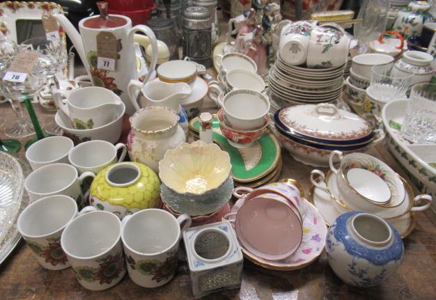QUANTITY OF MIXED CHINA Image