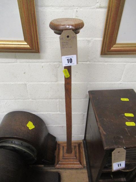 OAK HAT / WIG  STAND Image