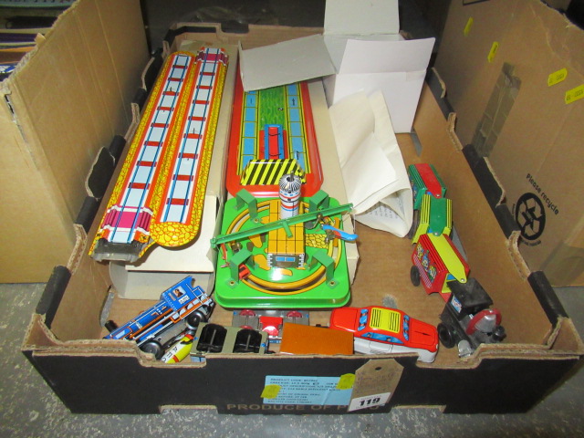 BOX OF TIN PLATE TOYS INCLUDING SHUNTING RAILWAY Image
