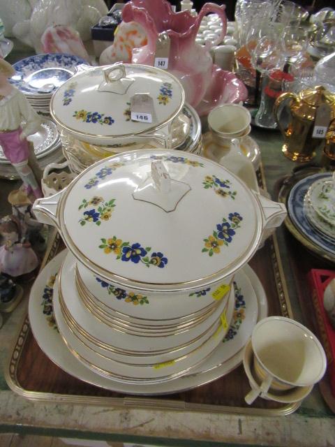 TRAY OF 1930S TEA AND DINNER WARE INCLUDING MEAKIN Image