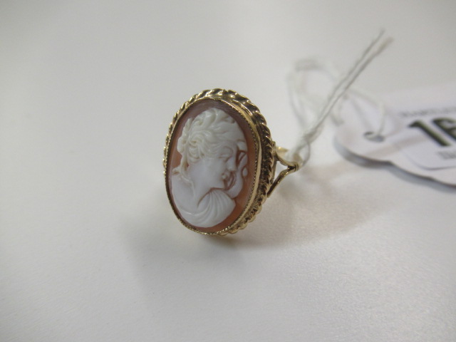 9CT GOLD CAMEO RING Image