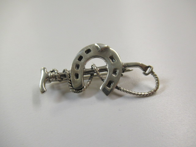 SILVER HORSE SHOE RIDING CROP BROOCH Image
