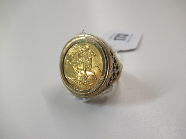 9CT GOLD MOUNTED SOVEREIGN RING 1928 Image