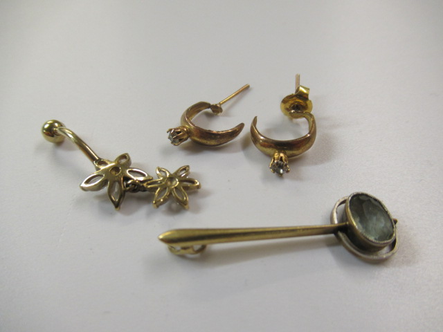 15CT PIN WITH EARRINGS INCLUDING 9CT Image