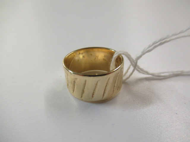 9CT GOLD WEDDING RING Image