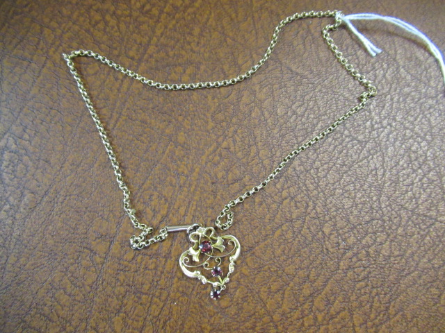 9CT GOLD PENDANT AND CHAIN Image