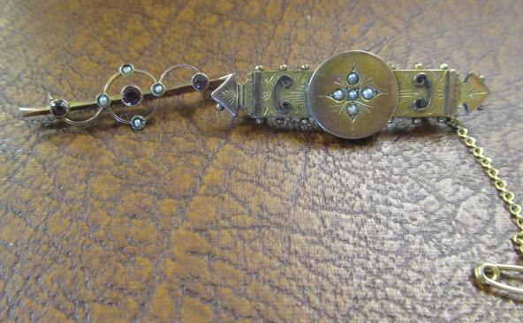 TWO 9CT GOLD BROOCHES Image