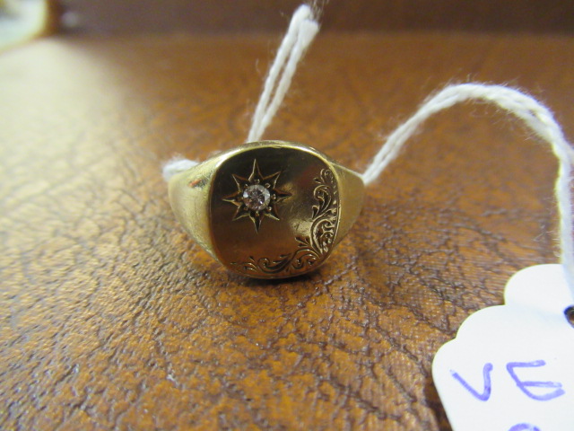 9CT GOLD RING WITH DIAMOND Image