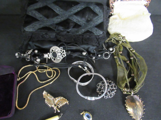 SMALL BAG OF COSTUME  JEWELLERY Image