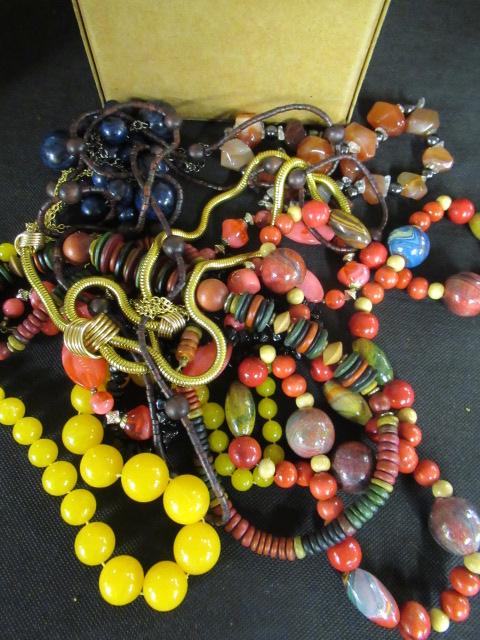 BOX OF VINTAGE BEADS ETC Image