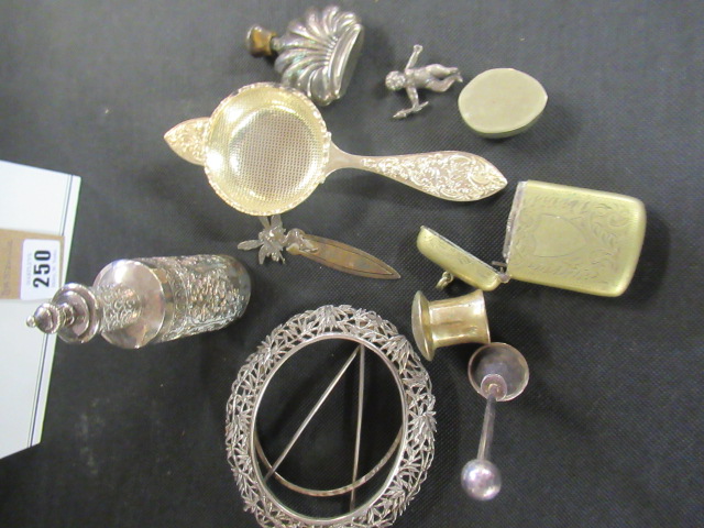 QUANTITY OF COLLECTABLES INCLUDING SILVER TEA STRAINER Image