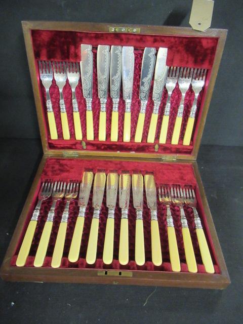 CASED SET OF FISH EATERS Image
