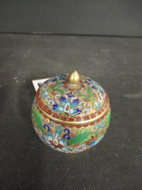 CHINESE LIDDED CLOISONNE POT Image
