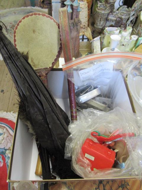 BOX OF VINTAGE ITEMS ETC Image