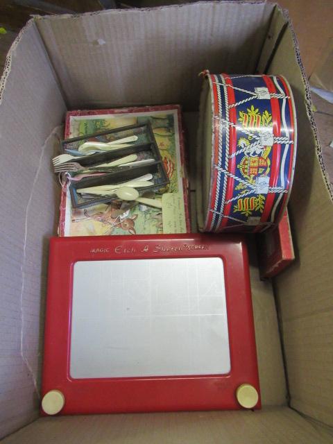 BOX OF VINTAGE TOYS INCLUDING ETCH A SKETCH  ETC Image
