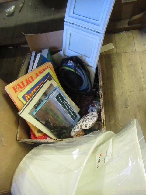 BOX OF MISCELLANEOUS CHRISTMAS DECORATIONS AND LAMP SHADE Image