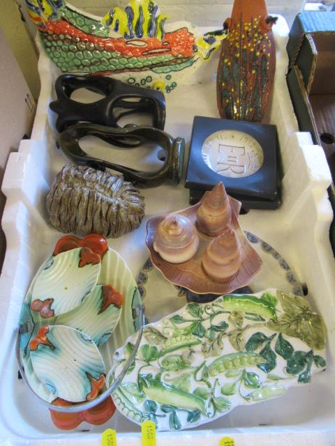 TRAY OF POTTERY PLATES AND ORNAMENTS Image