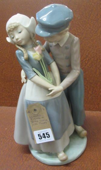 LLADRO FIGURE DUTCH COUPLE WITH TULIPS Image