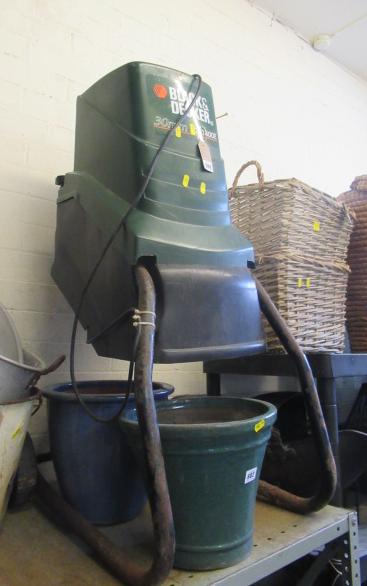 BLACK AND DECKER GARDEN SHREDDER Image