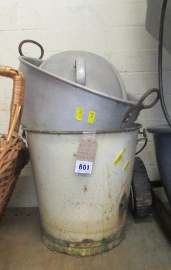 QUANTITY OF VINTAGE ENAMEL WARE ETC Image