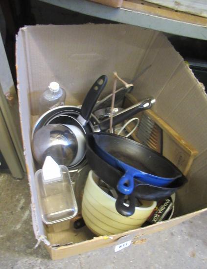 BOX OF KITCHEN WARE INCLUDING A LE CREUSET PAN Image