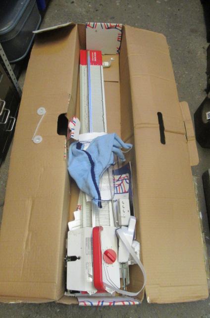KNITTING MACHINE Image
