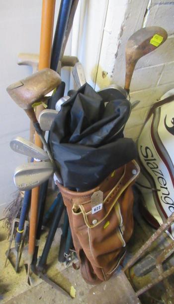 QUANTITY OF GOLF CLUBS AND BAG Image