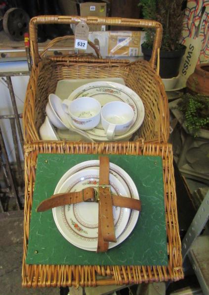 WICKER HAMPER/PICNIC SET Image