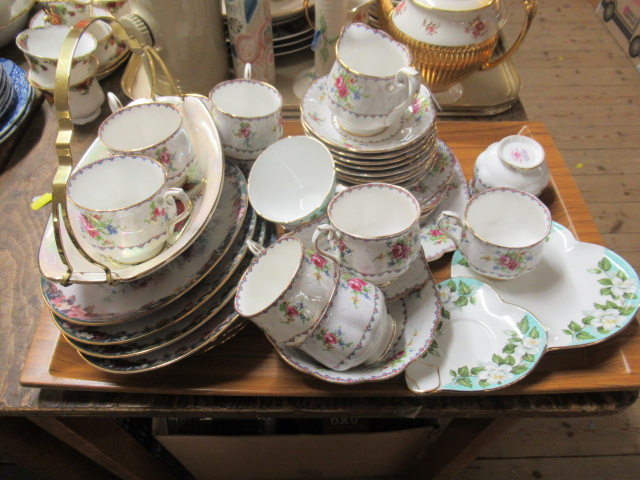 TRAY OF CERAMICS INCLUDING ROYAL ALBERT TEAWARE Image
