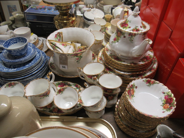 QUANTITY OF ROYAL ALBERT OLD COUNTRY ROSES TABLEWARE Image