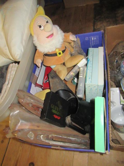 BOX OF MISCELLANEOUS INCLUDING WEAVING SHUTTLES Image