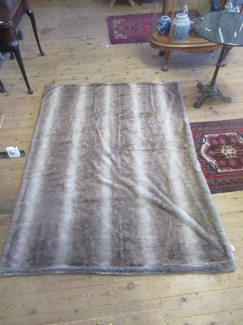 FAUX FUR THROW Image