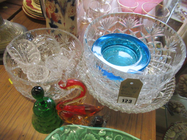 QUANTITY OF GLASS Image