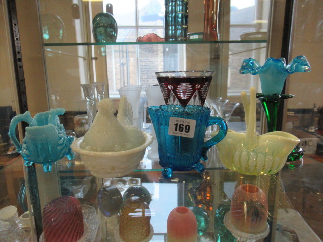 QUANTITY OF COLOURED GLASS INCLUDING HEN Image