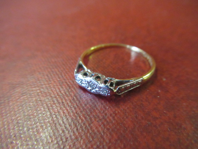 THREE STONE DIAMOND SET 18CT GOLD RING - 1.7G GROSS Image