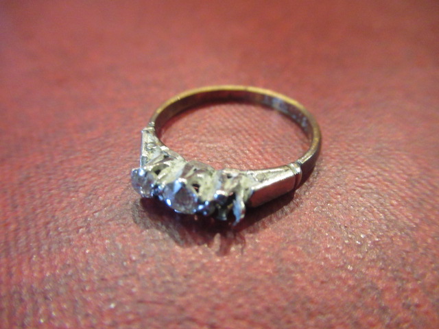 DIAMOND SET 18CT GOLD RING - 1.9G GROSS Image