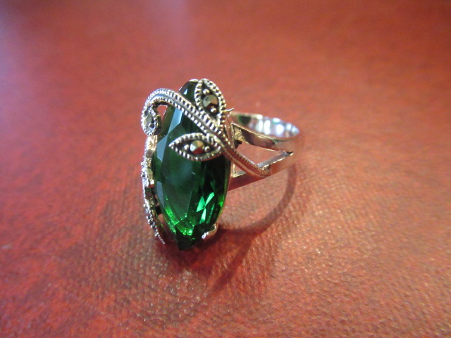 GREEN STONE SET MARCASITE SILVER RING Image