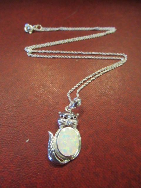 OPAL SET SILVER CAT PENDANT ON SILVER CHAIN Image