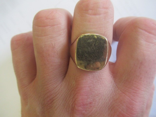 9CT GOLD SIGNET RING - 7.4G Image