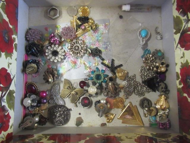 BOX OF COSTUME JEWELLERY Image