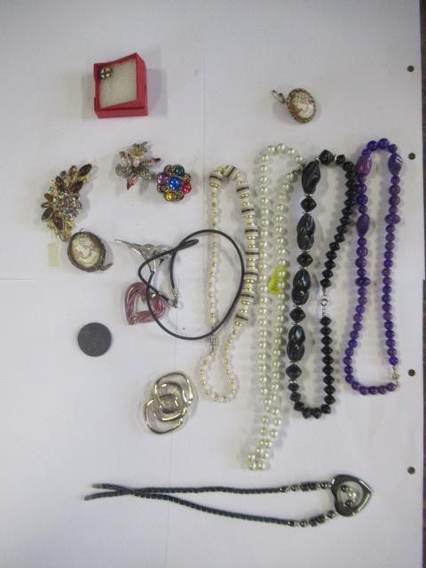BOX OF COSTUME JEWELLERY Image