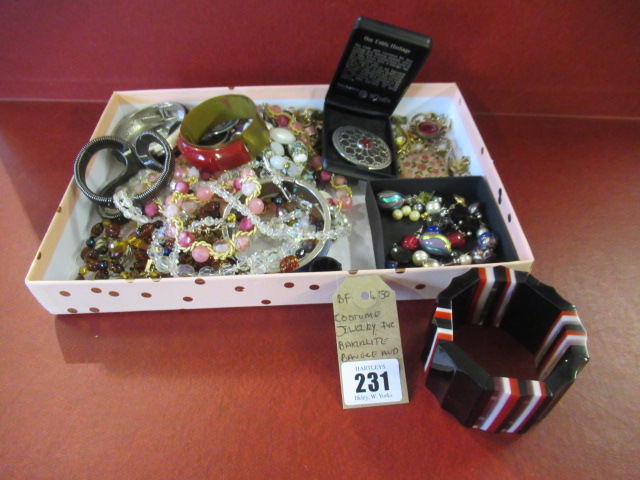 COSTUME JEWELLERY INCLUDING BAKELITE BANGLE AND EARRINGS Image